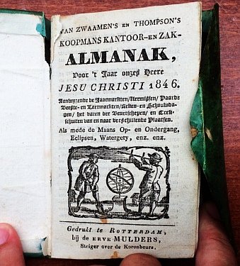 (VAROSSIEAU). ALMANAK 1846 - Van Zwaamen's en Thompson's Koopman's kantoor- en zak-almanak voor 't Jaar onzes Heere Jesu Christi 1846, Aanwyzende de jaarmarkten, kermissen, paarde- beeste- en leermarkten, reken- en schouw, het varen der beurtschepen en trekschuiten van en...