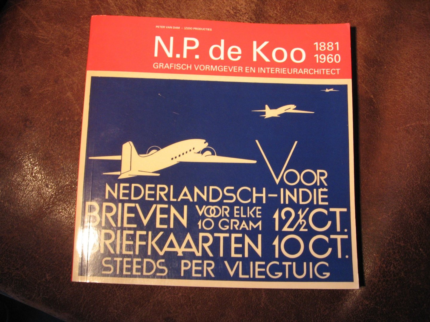 Dam, P. van - N.P.de Koo 1881 1960 Grafisch vormgever en interieurarchitect.