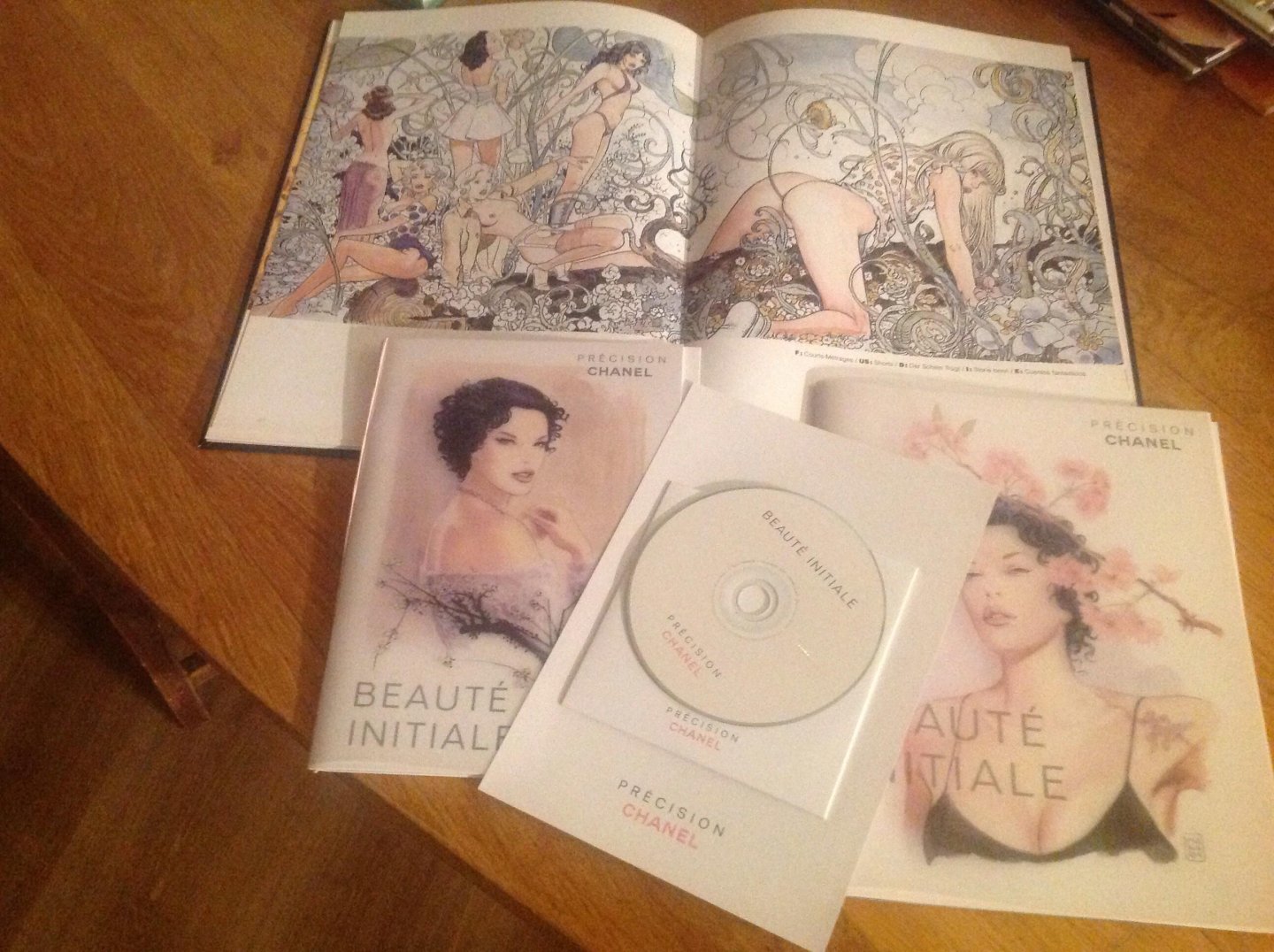 Manara - Manara  Galerie. Met Twee extra's Manara en Chanelreclames