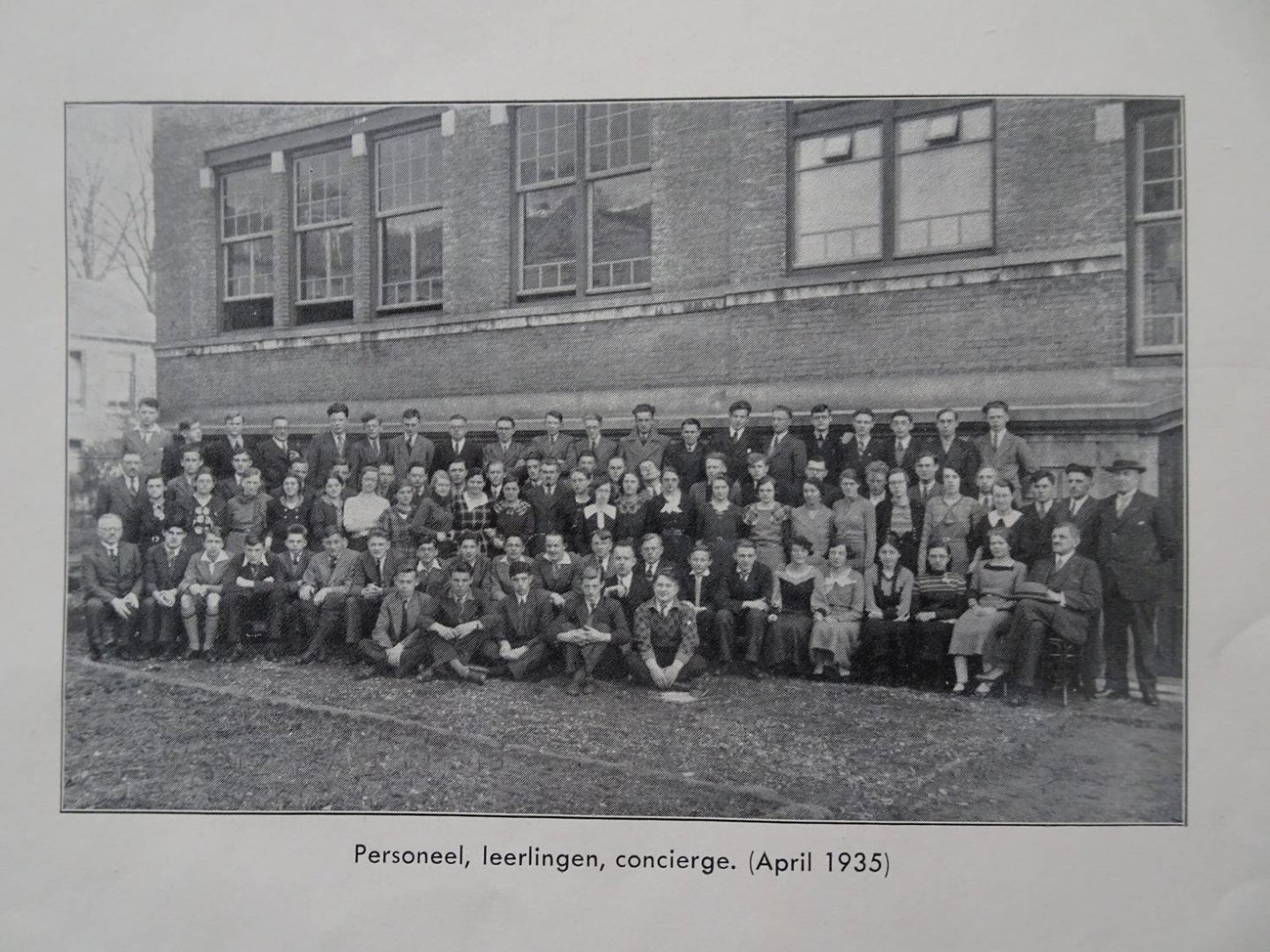 Diverse auteurs. - Gedenkboek Christelijke Kweekschool, uitgaande van de Vereeniging tot stichting en instandhouding eener Christelijke Kweekschool voor Zeeland, gevestigd te Middelburg, 1910-1935.