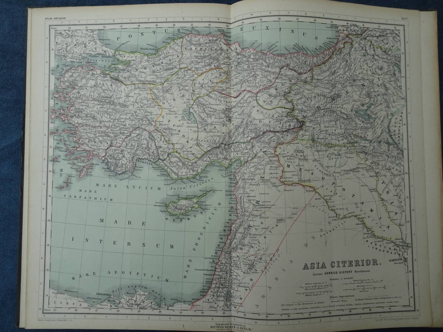 Kiepert, Heinrich. - Atlas antiquus; twaalf kaarten behoorende bij de oude geschiedenis ontworpen en geteekend door Heinrich Kiepert.
