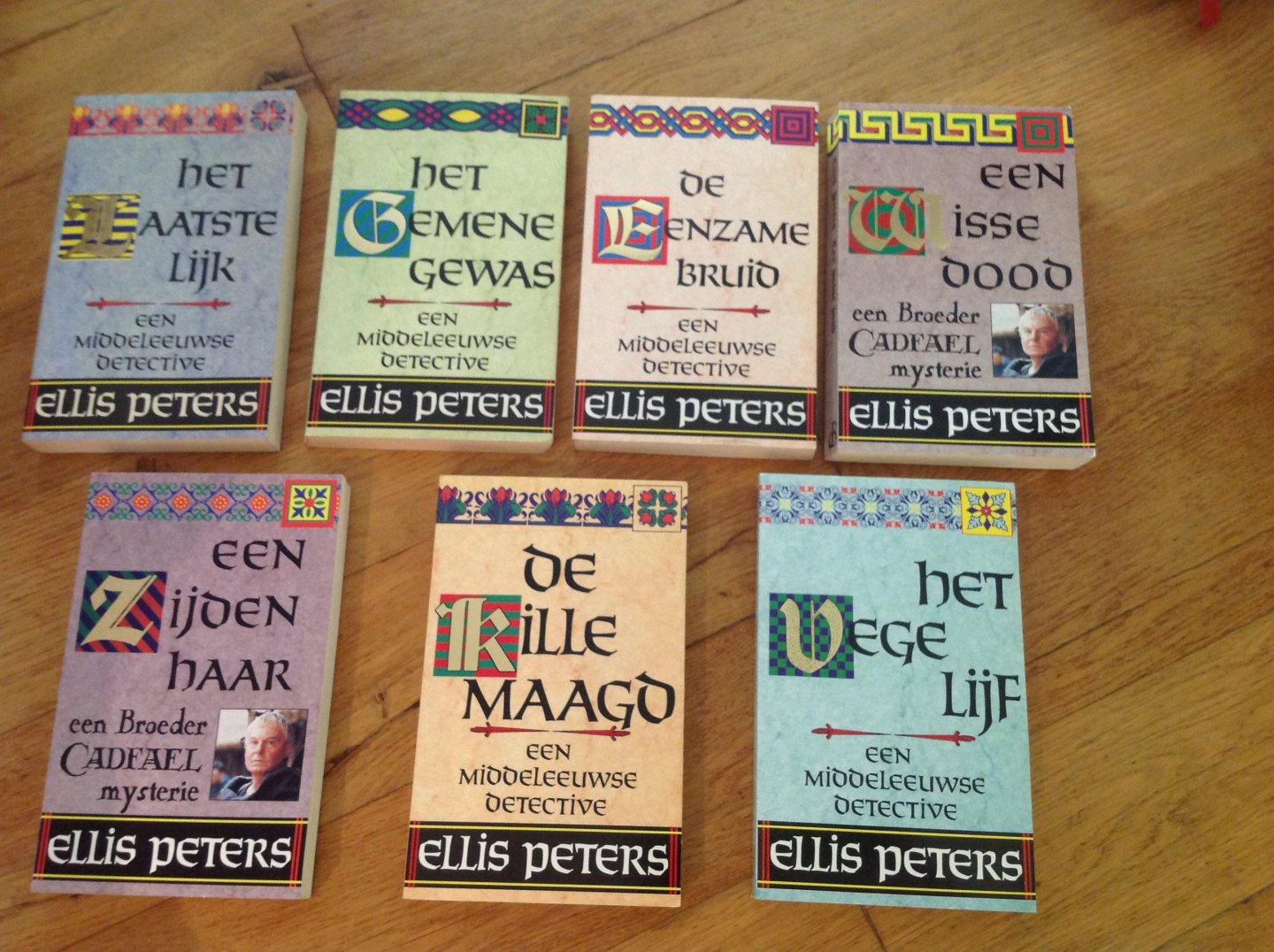 Ellis peters - Een zijden haar / druk 5 (serie) 14 titels.
