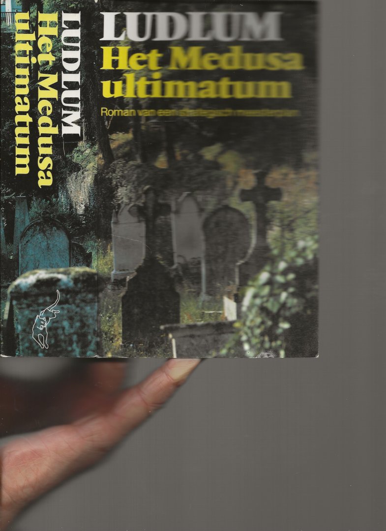 Ludlum, Robert .. geboren op 25 mei 1927 in New York City   Vertaling : Frans en Joyce Bruning .. Omslag P.A.H. van der Harst - Het Medusa ultimatum .. Roman van een strategisch meesterplan