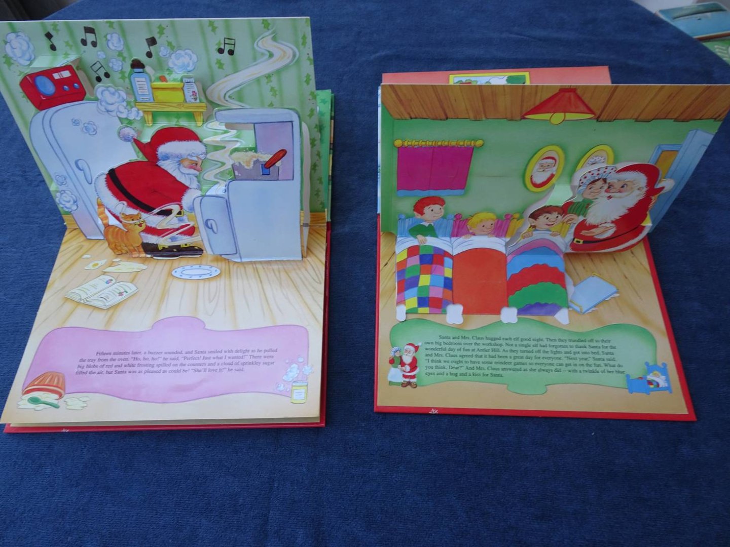 N.n.. - The Elves' Day Off. A Christmas Pop-Up/ Santa's Christmas Surprise. A Christmas Pop-Up. 2 vols.