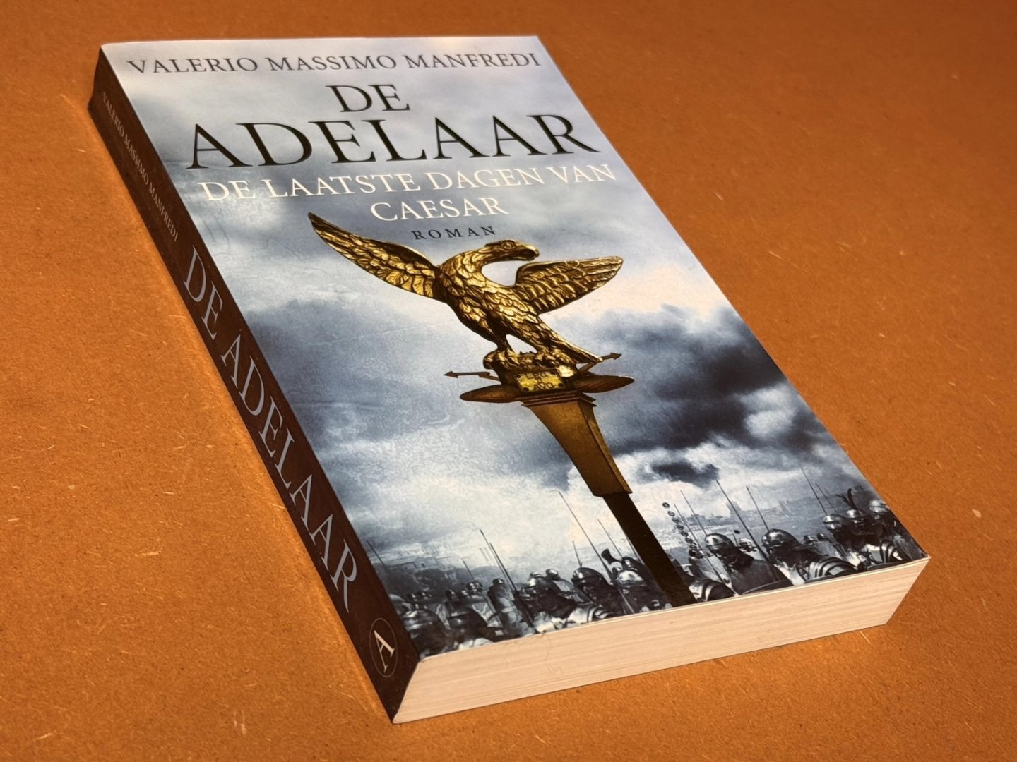 Valerio Massimo Manfredi; Jan van Geldrop (vertaling) - De adelaar, de laatste dagen van Caesar