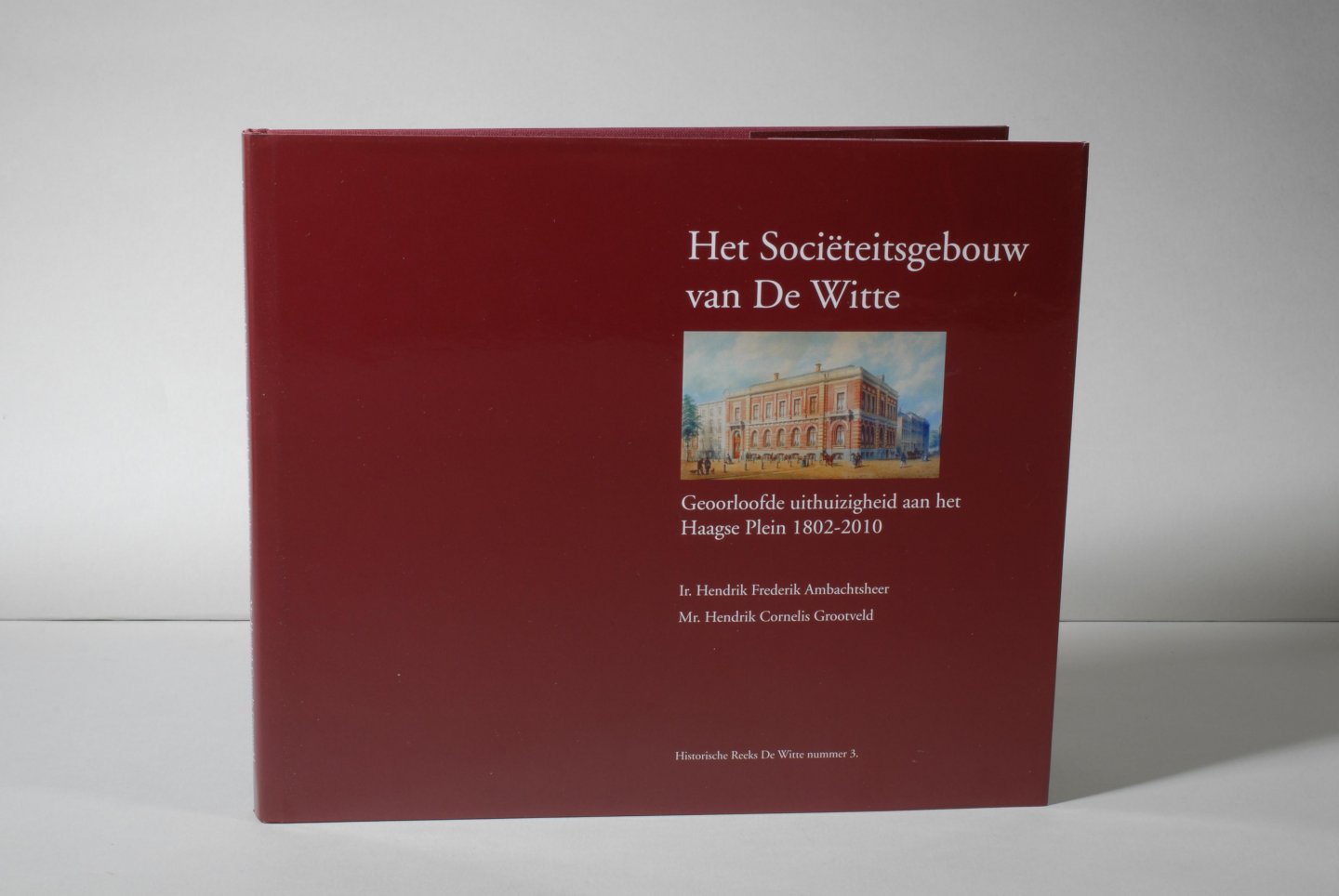 Henk AMBACHTSHEER (et al.) - Het Sociëteitsgebouw van De Witte. Geoorloofde uithuizigheid aan het Haagse Plein 1802-2010. Historische Reeks De Witte nummer 3. Toegevoegd folder.