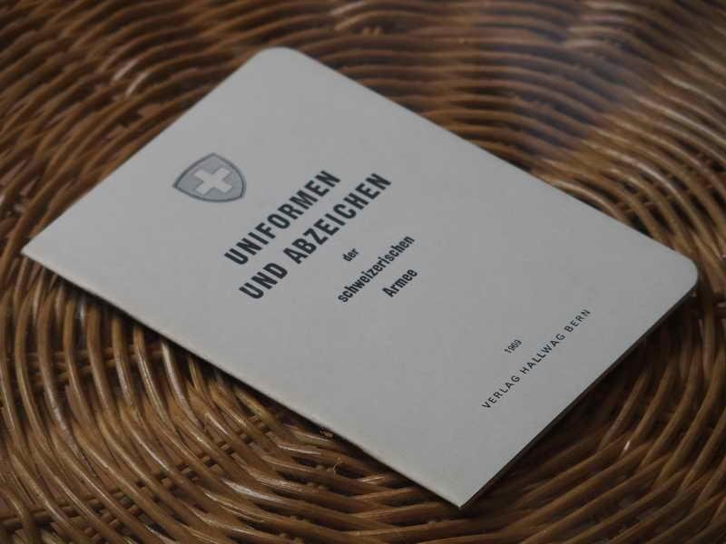  - Uniformen und abzeichen der schweizerischen Armee