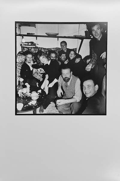 CORNEILLE - HENNY RIEMENS [FOTO]. - Corneille met tijdgenoten in de Rue Santeauil, Parijs. Originele  foto's van Henny Riemens. .