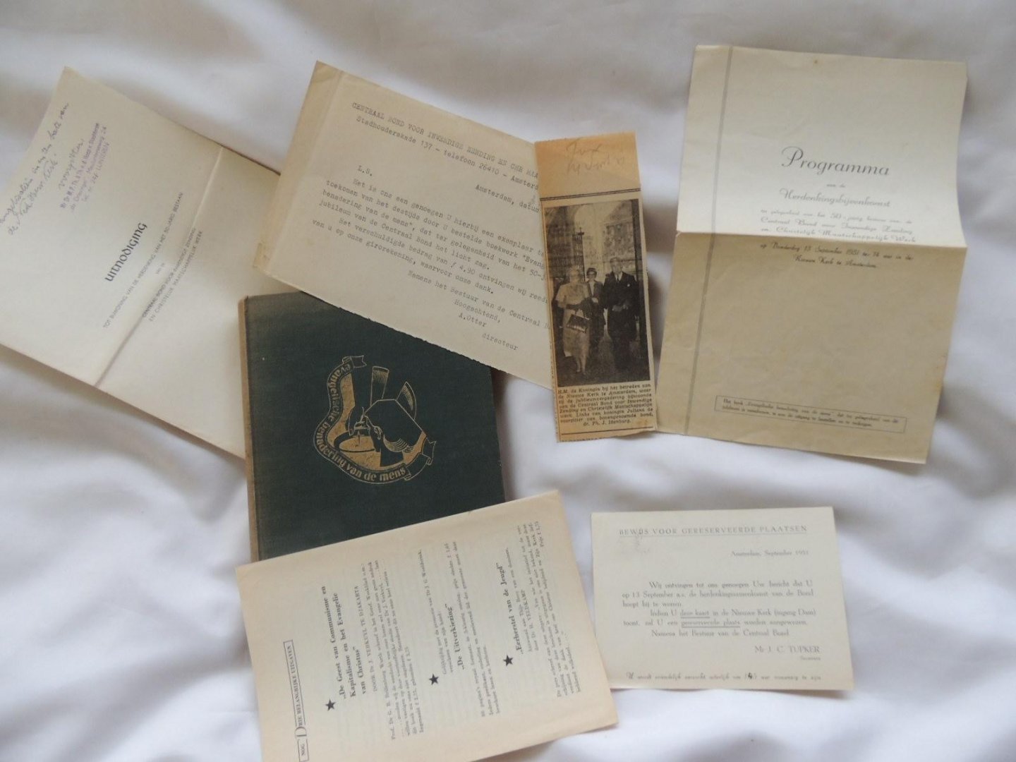 Idenburg PH J, Lennep M C Th van, Aalders C, Brillenburg Wurth G, Hijmans A, Niftrik G C van e.a. - Evangelische benadering van de mens (Uitgegeven ter gelegenheid van het 50 jarige bestaan van de Centraal Bond voor Inwendige Zending en Christelijk Maatschapppelijk Werk) Met op binnenkant kaft en schutblad krantenknipsels geplakt