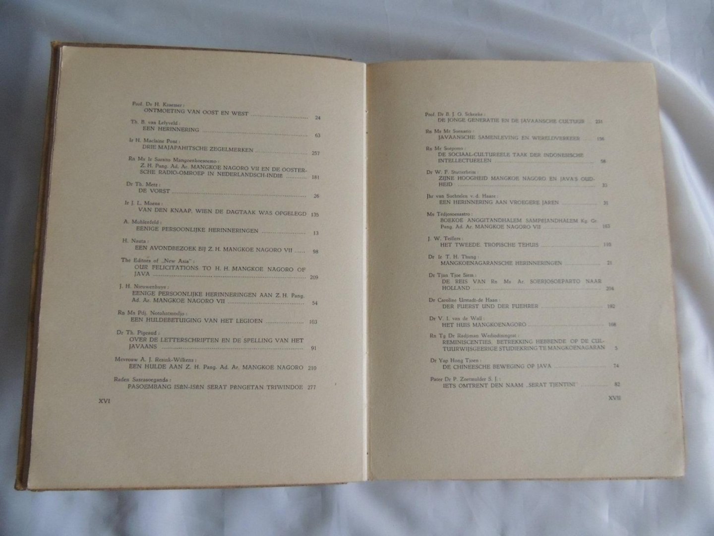 Comité voor het Triwindoe-Gedenkboek - Mangoenkoesoemo, RD.MS. Sarsito ( Head Edit. Comm) - Het Triwindoe-Gedenkboek Mangkoe Nagoro VII