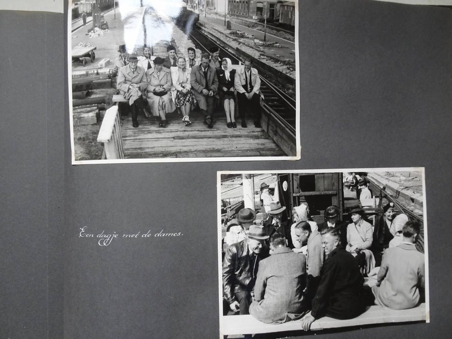 Bruijn, Ab de (fotografie). - Fotoalbum. "Ter herinnering aan de uitgevoerde herstel- en Baanverzwaringswerken van de spoorlijn Dordrecht-Willemsdorp 1945-1946".
