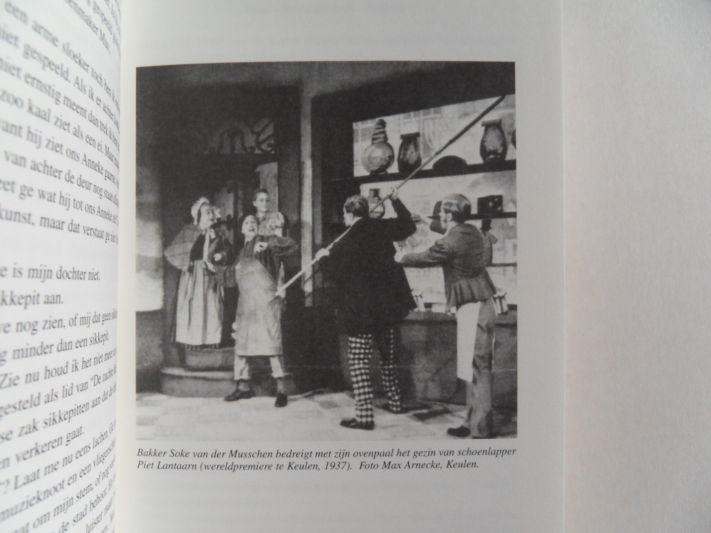 Timmermans, Felix; Jacobs, Karl. [ GESIGNEERD door Gommaar Timmermans ]. - De Zachte Keel. - Blijspel in drie bedrijven. [ Genummerd exemplaar 6 / 100 = van de Arabisch genummerde exemplaren ].