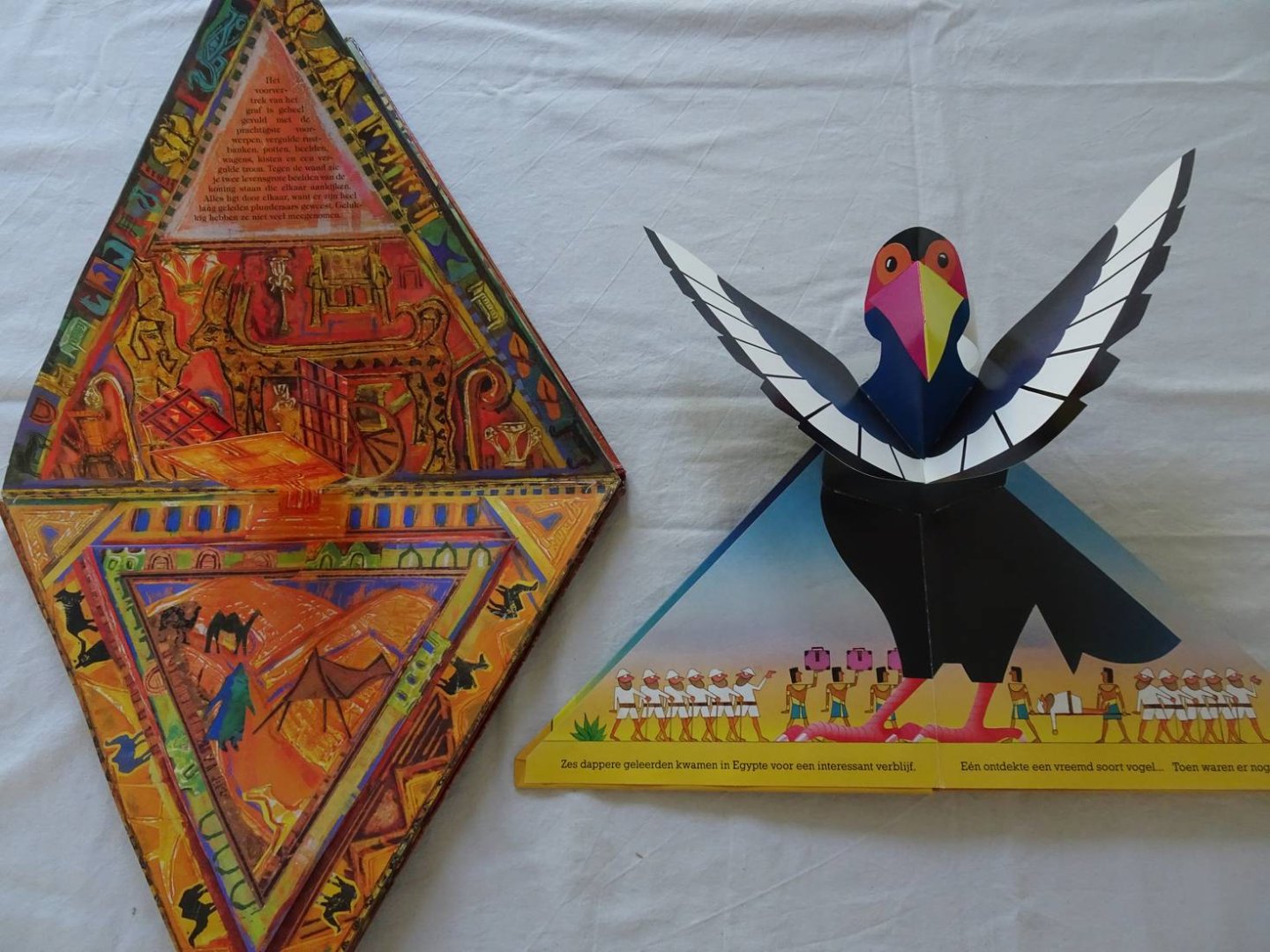 Moerbeek, Kees, Carla Dijs & Sue Clarke. - Zes dappere geleerden. Een flap-uit boek/ Op zoek naar Toetanchamon. 2 titels.