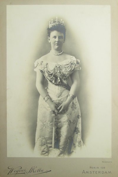 Wegner & Mottu (fotografen), Rokin 138, Amsterdam - Duotone (zwart/wit) afdruk / foto Koningin Wilhelmina ,  bij inhuldiging 1898