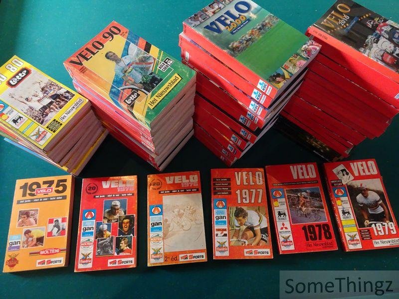 Div. aut.: René Jacobs, Robert Desmet, Hector Mahau, Joël Godart, Harry van den Bremt, Paul De Keyser, Joël Godaert en Tony Landuyt. - Velo 1975-2018. [collectie wielerjaarboeken: 44 edities - jaargang 20 tot en met 63.]