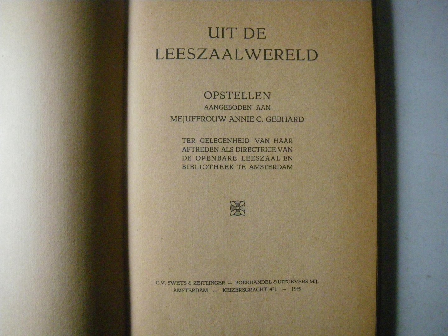 red. - Uit de Leeszaalwereld. Opstellen aangeboden aan Mejuffrauw Annie C. Gebhard, ter gelegenheid van haar aftreden als directrice van de Openbare Leeszaal en Bibliotheek te Amsterdam.