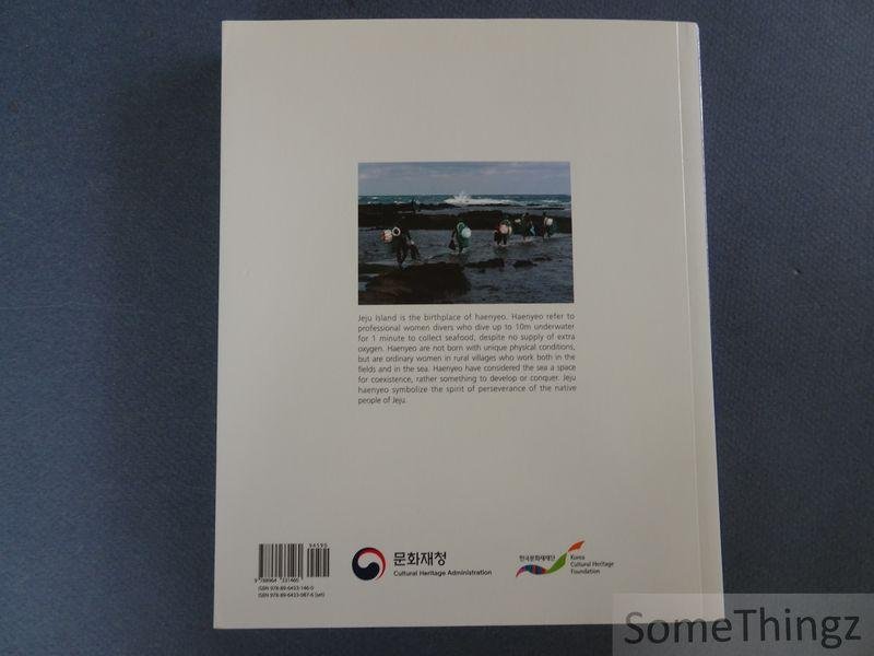 Lee Seong-hun / Park Chan-sik. - Haenyeo. Culture of Jeju Haenyeo (Women Divers).