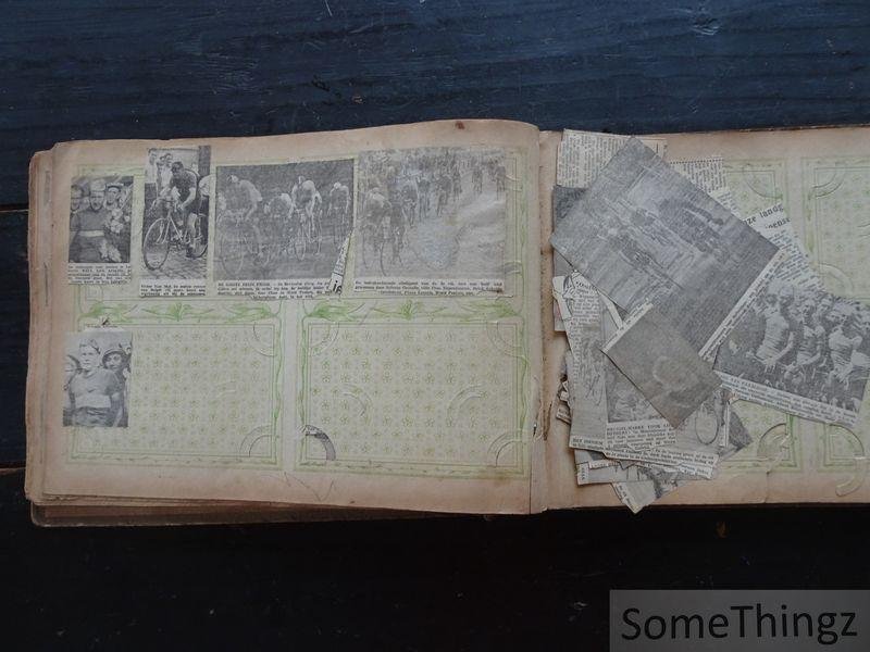 Anon. - Scrapbook / verzamelalbum / oud postkaartenalbum met talrijke krantenknipsels van wielrenners (jaren '40-'50-'60).