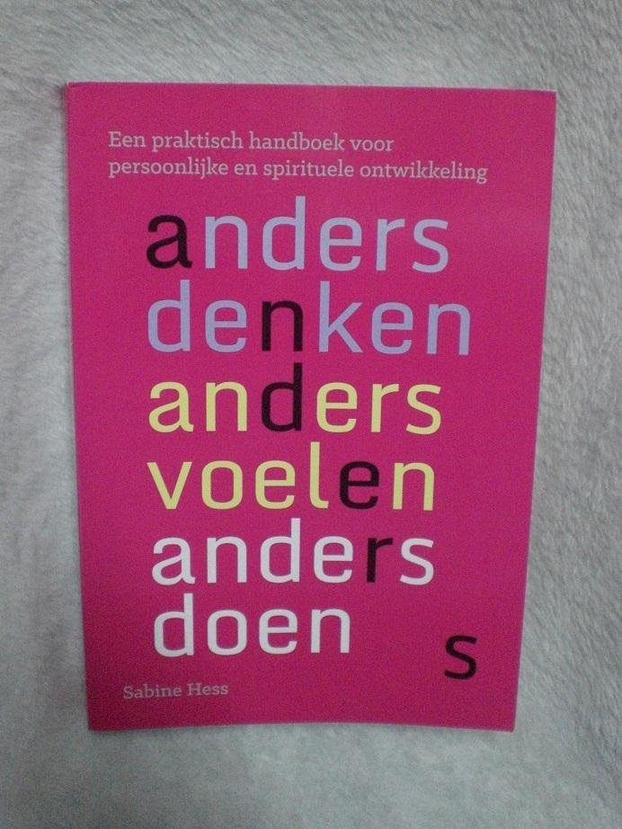 Hess, Sabine - Anders denken, anders voelen, anders doen / Een praktisch handboek voor persoonlijke en spirituele ontwikkeling