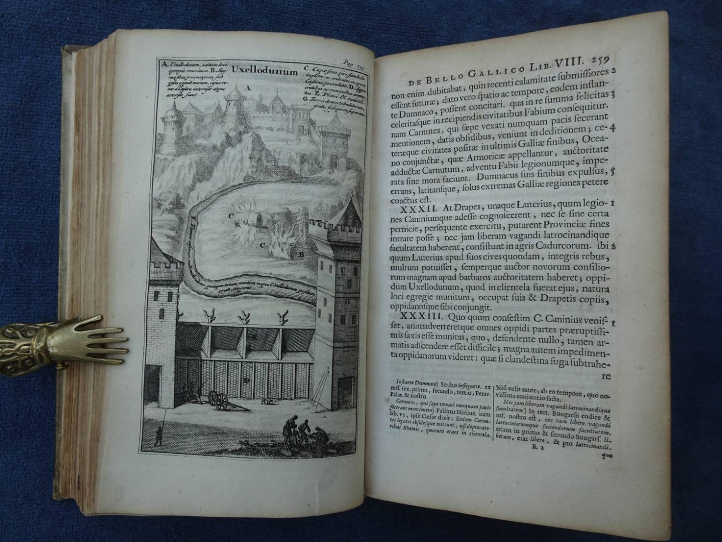 Caesaris, C. Julii (Julius Caesar). - C. Julii Caesaris Quae extant Cum Notis & Animadversionibus Dionysii Vossii, Ut & qui vocatur Julius Celsus de vita et Rebus Gestis C. Julii Caesars, ex Musaeo Joannis Geogii Graevii.