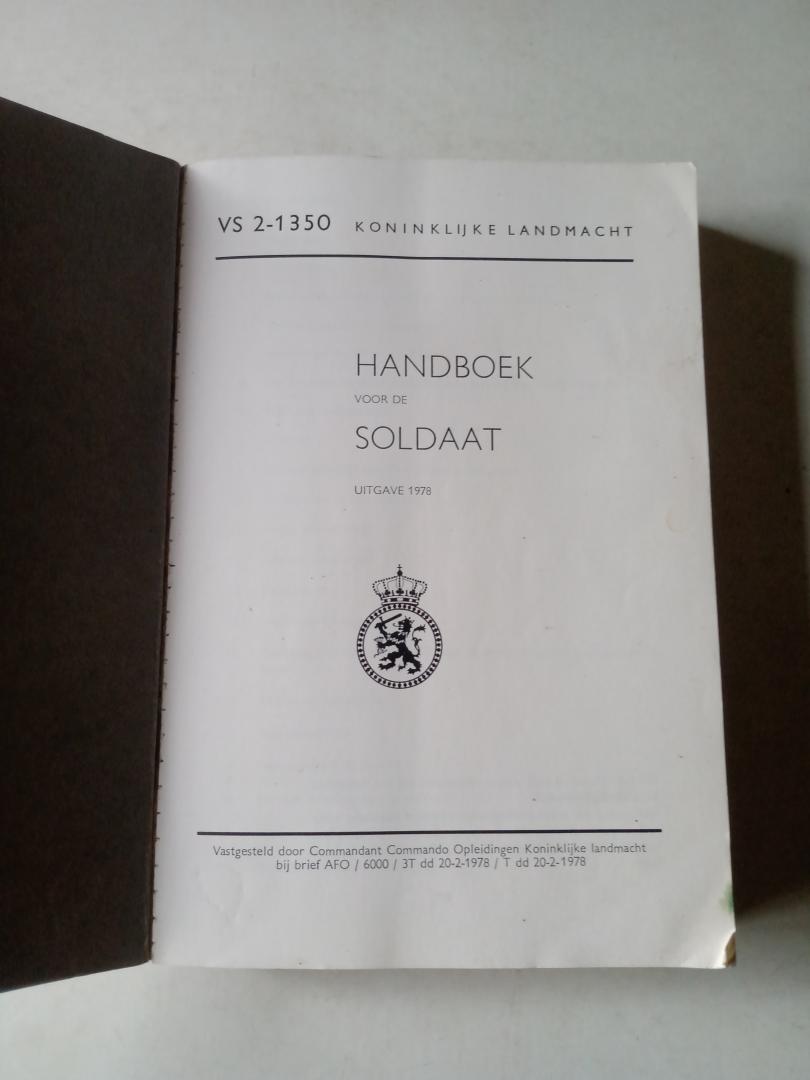 Commandant Commando Opleidingen - VS 2-1350 Koninklijke Landmacht: Handboek voor de soldaat uitgave 1978