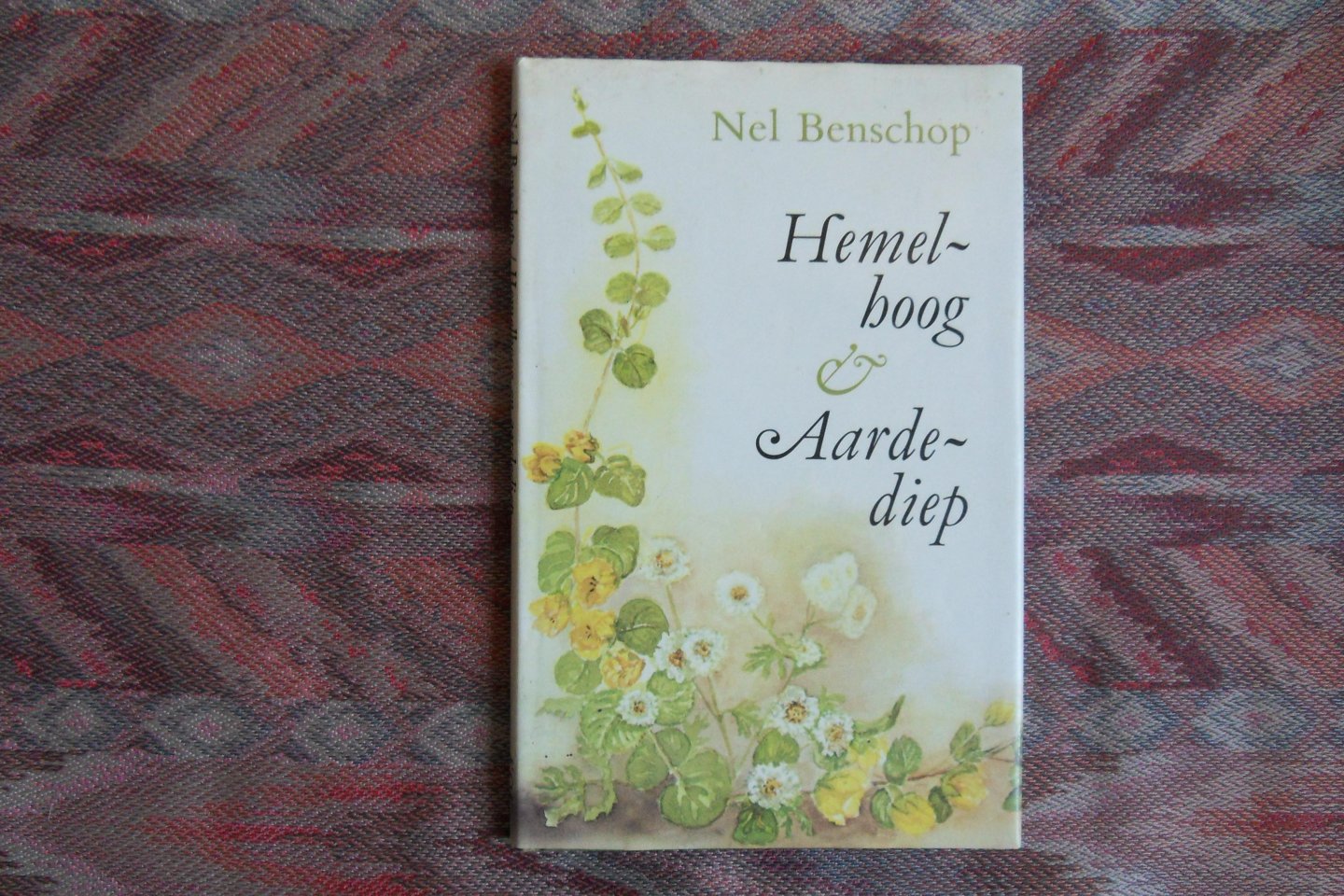 Benschop, Nel. [ ! GESIGNEERD door Nel Benschop met een aanvullende tekst van haar hand ]. - Hemelhoog en aardediep.