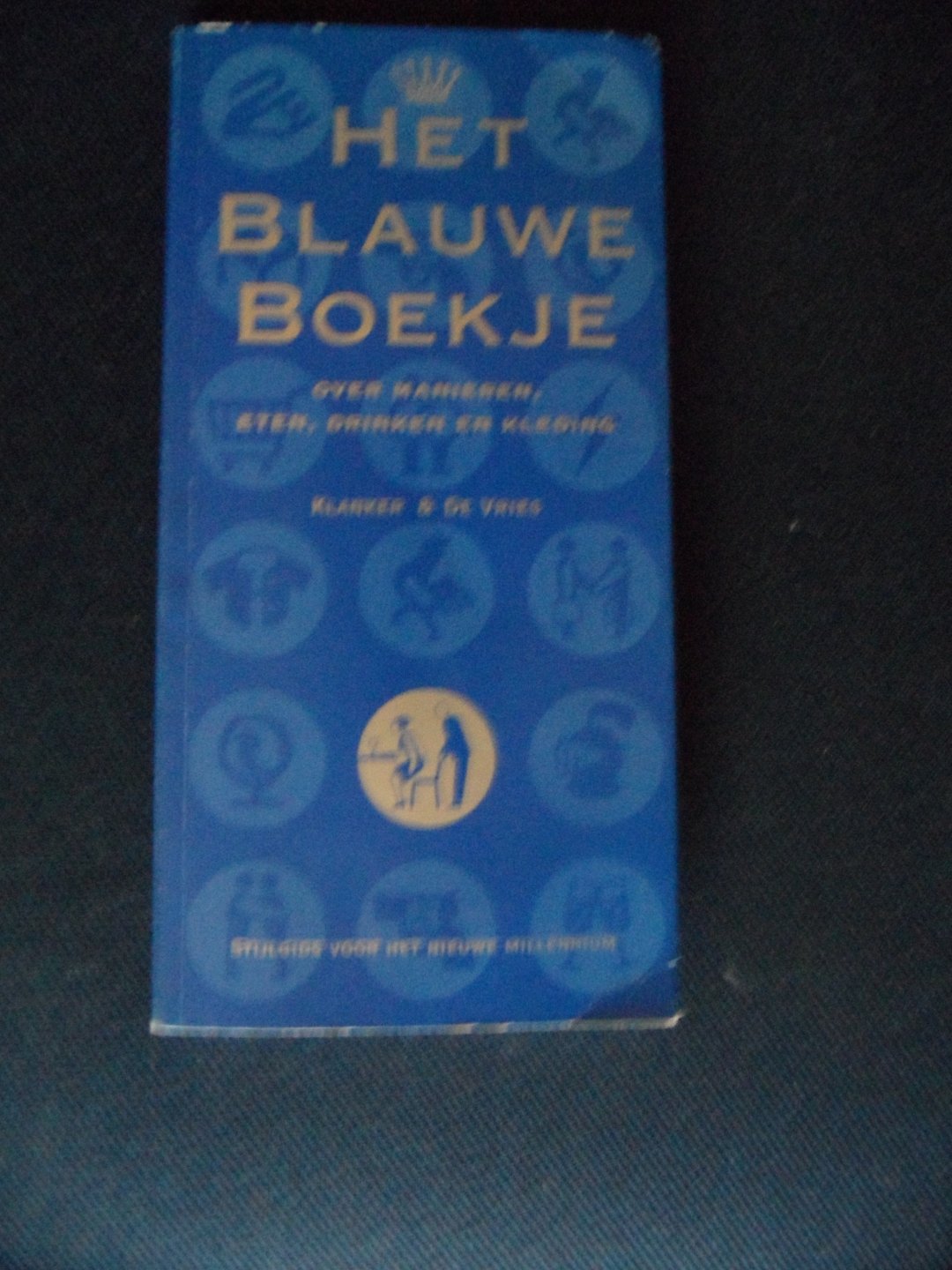 Klanker & de Vries - Het blauwe boekje. Over manieren, eten, drinken en kleding. Stijlgids voor het nieuwe millennium
