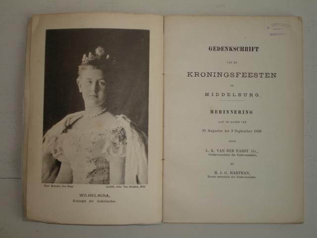 Harst JJz., L.K. van der en Hartman, H.J. G.. - Gedenkschrift van de kroningsfeesten te Middelburg; herinnering aan de dagen van 30 augustus tot 3 september 1898.