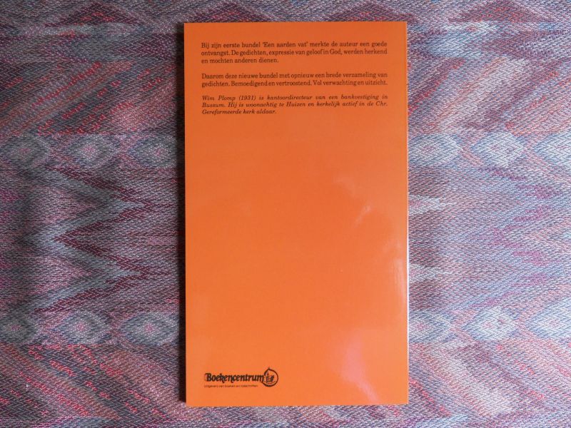 Plomp, Wim. [GESIGNEERD door de auteur]. - Tussen Licht en Donker. - Gedichten.