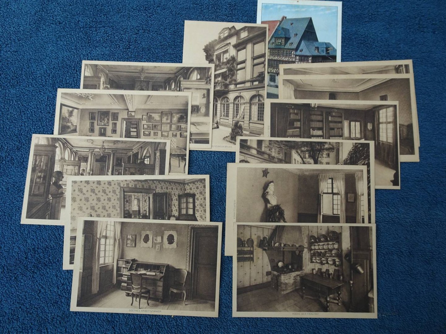 (Goethe). - 12 Ansichten in Hand-Kupferdruck. Aus dem Frankfurter Goethemuseum/ Goethe und die Seinen. 12 Porträtkarten in Kupferdruck. 2 sets of folders of postcards.