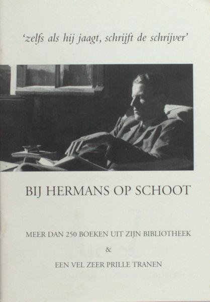 Hermans, W.F. - Bij Hermans op schoot. Meer dan 250 boeken uit zijn bibliotheek & een vel zeer prille tranen.