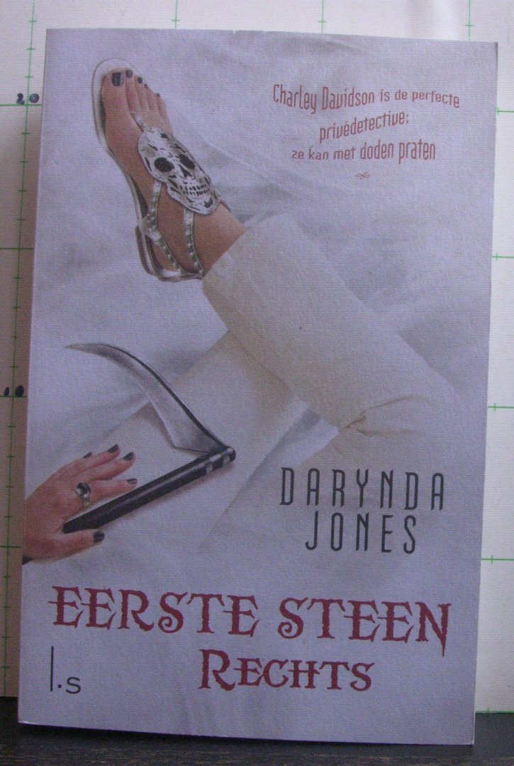Jones, Darynda - eerste steen rechts