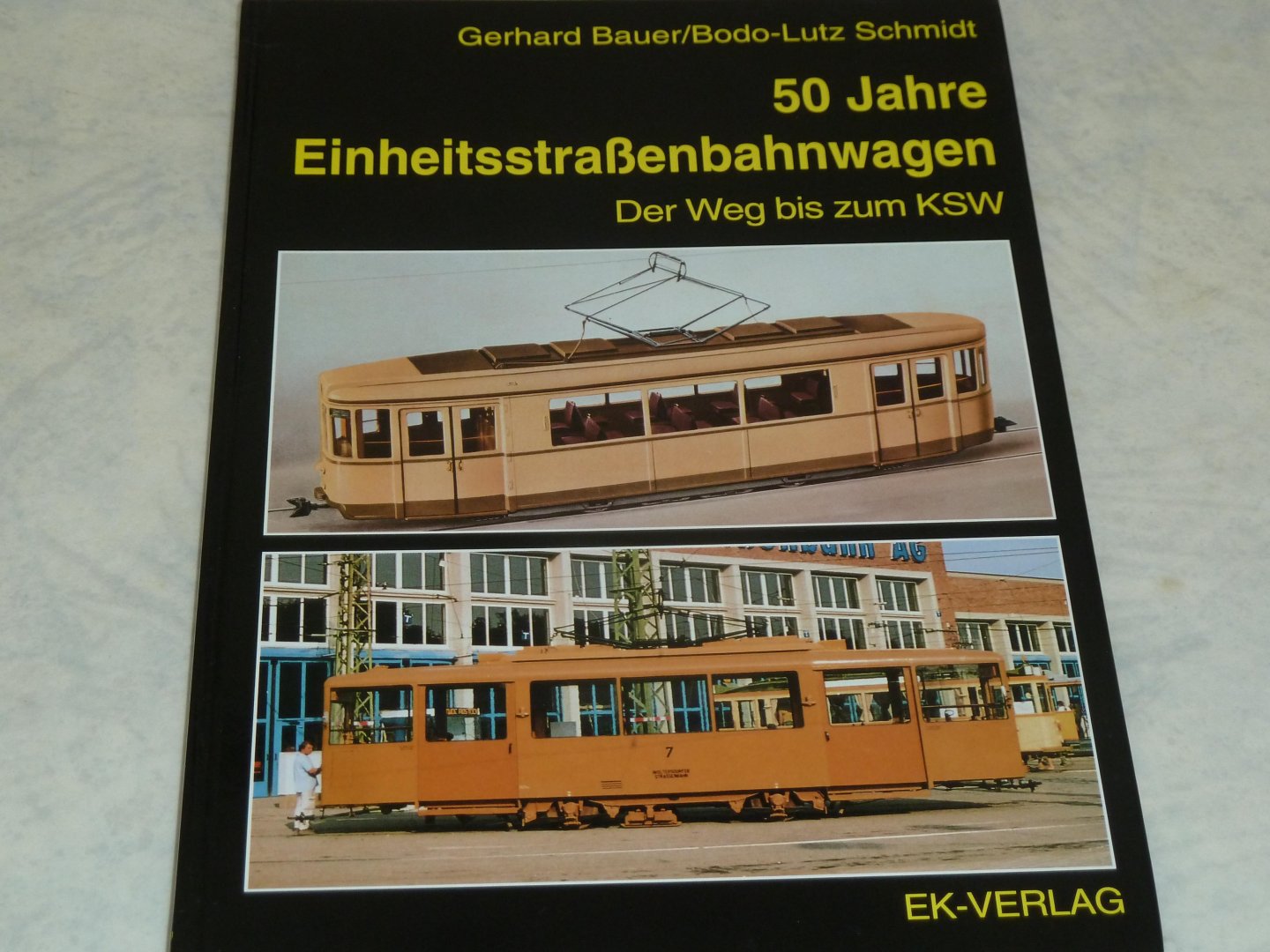Dr.-Ing.Gerhard Bauer. Dipl.-Ing. Bodo-Lutz Schmidt. - 50 Jahre Einheitsstrassenbahnwagen.