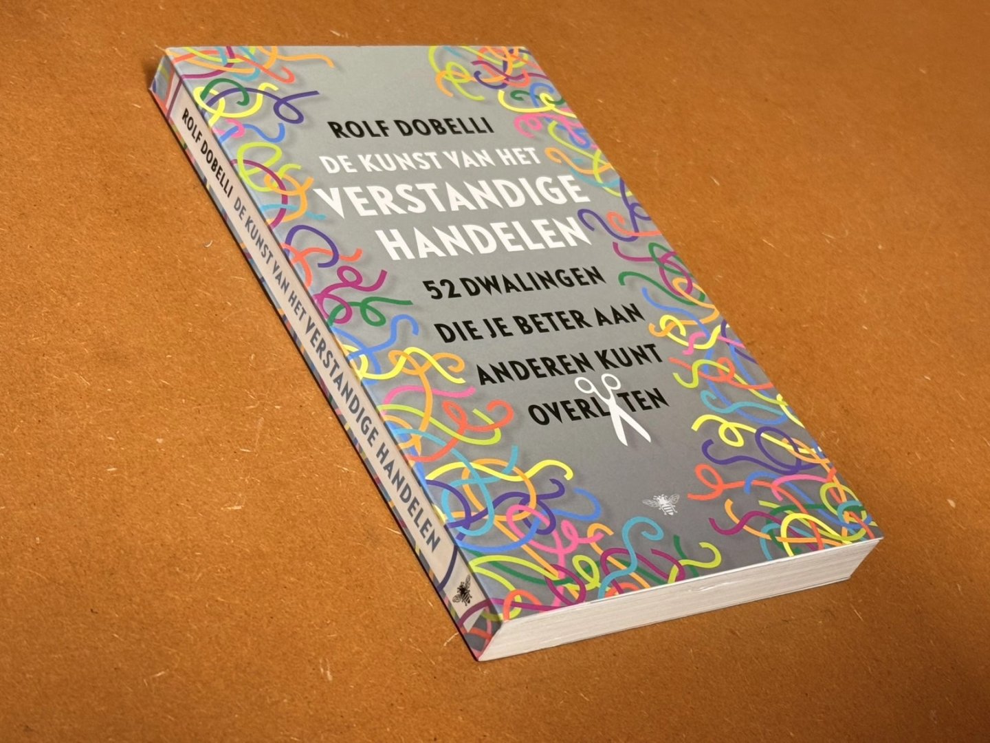 Rolf Dobelli; Liesbeth van Nes (vertaling) - De kunst van het verstandige handelen. 52 dwalingen die je beter aan anderen kunt overlaten