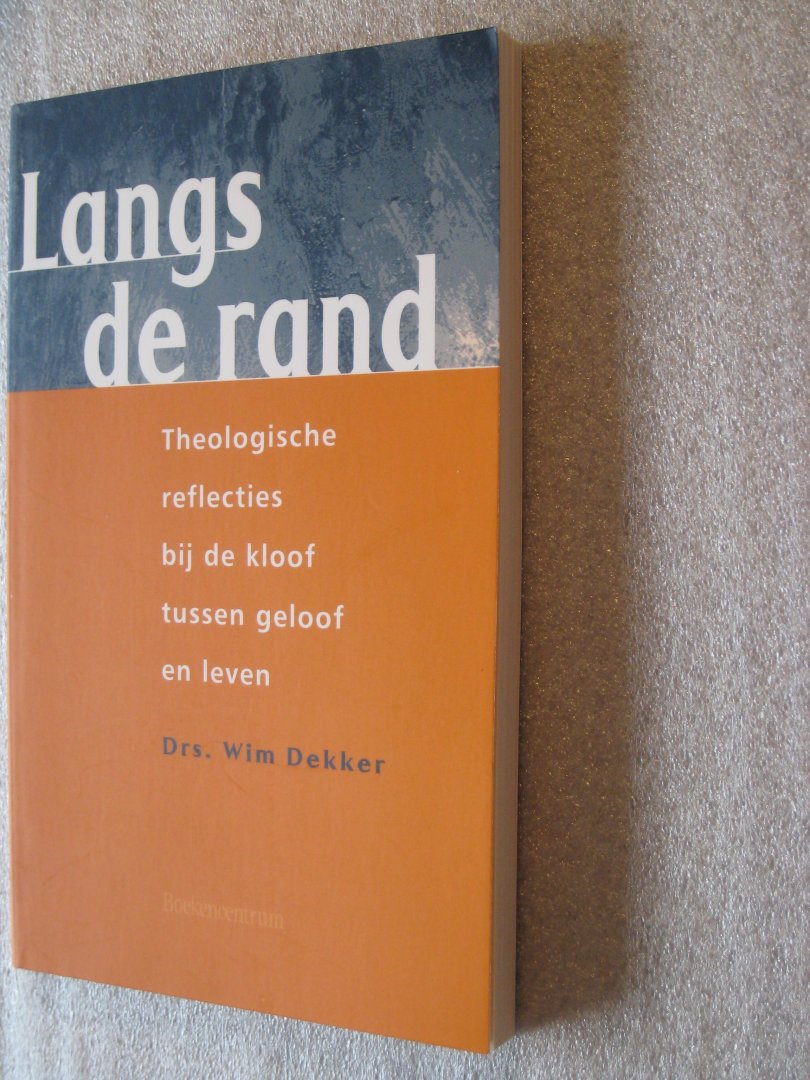 Dekker, Drs. Wim - Langs de rand / Theologische reflecties bij de kloof tussen geloof en leven