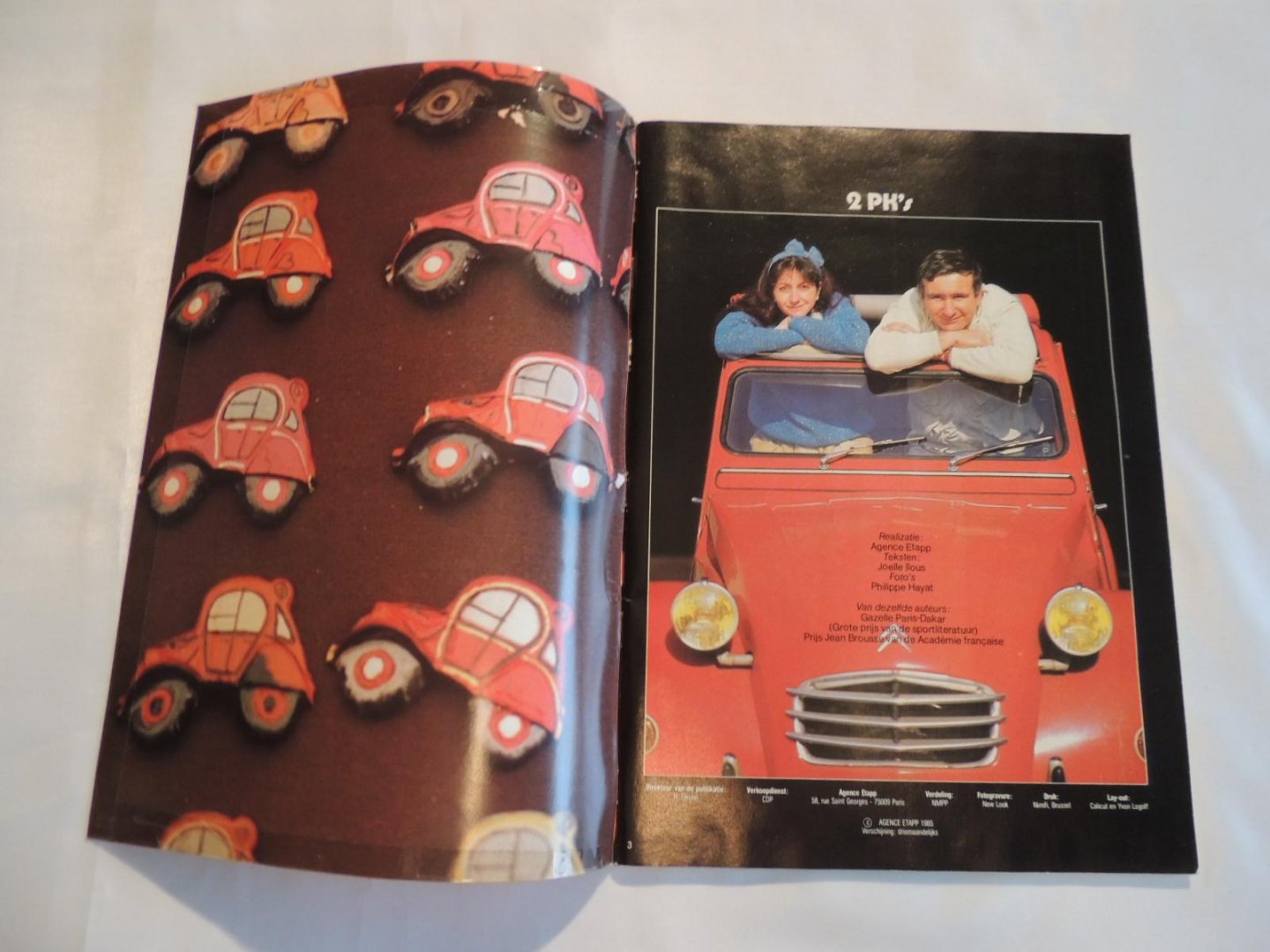 Ilous, Joelle (tekst) & Philippe Hayat (fotografie) - Die gekke bolides. De mooiste 2 PK's ter wereld - Speciaal nummer 1. Parijs: Agence Etapp, 1985 - CHROOM FLAMMEN - DE EEND 2CV.