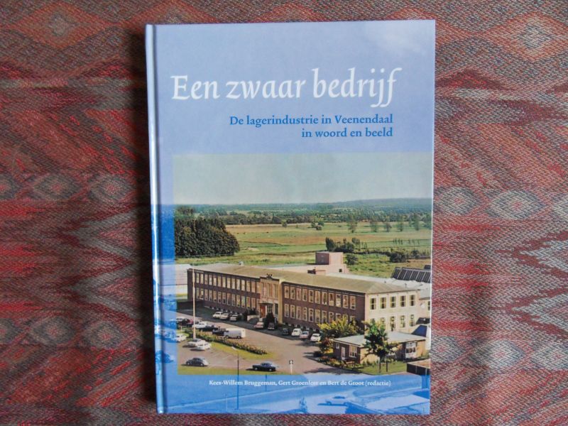 Bruggeman, Kees-Willem; Groenleer, Gert; Groot, Bert de (redactie). - Een zwaar bedrijf. - De lagerindustrie in Veenendaal in woord en beeld. --- 1e druk, 2005. Gebonden in fraaie geillustreerde band. In nieuwstaat. Geen naam ingeschreveen en geen onderstrepingen. 176 pp. Met talloze zwart-wit illustraties.