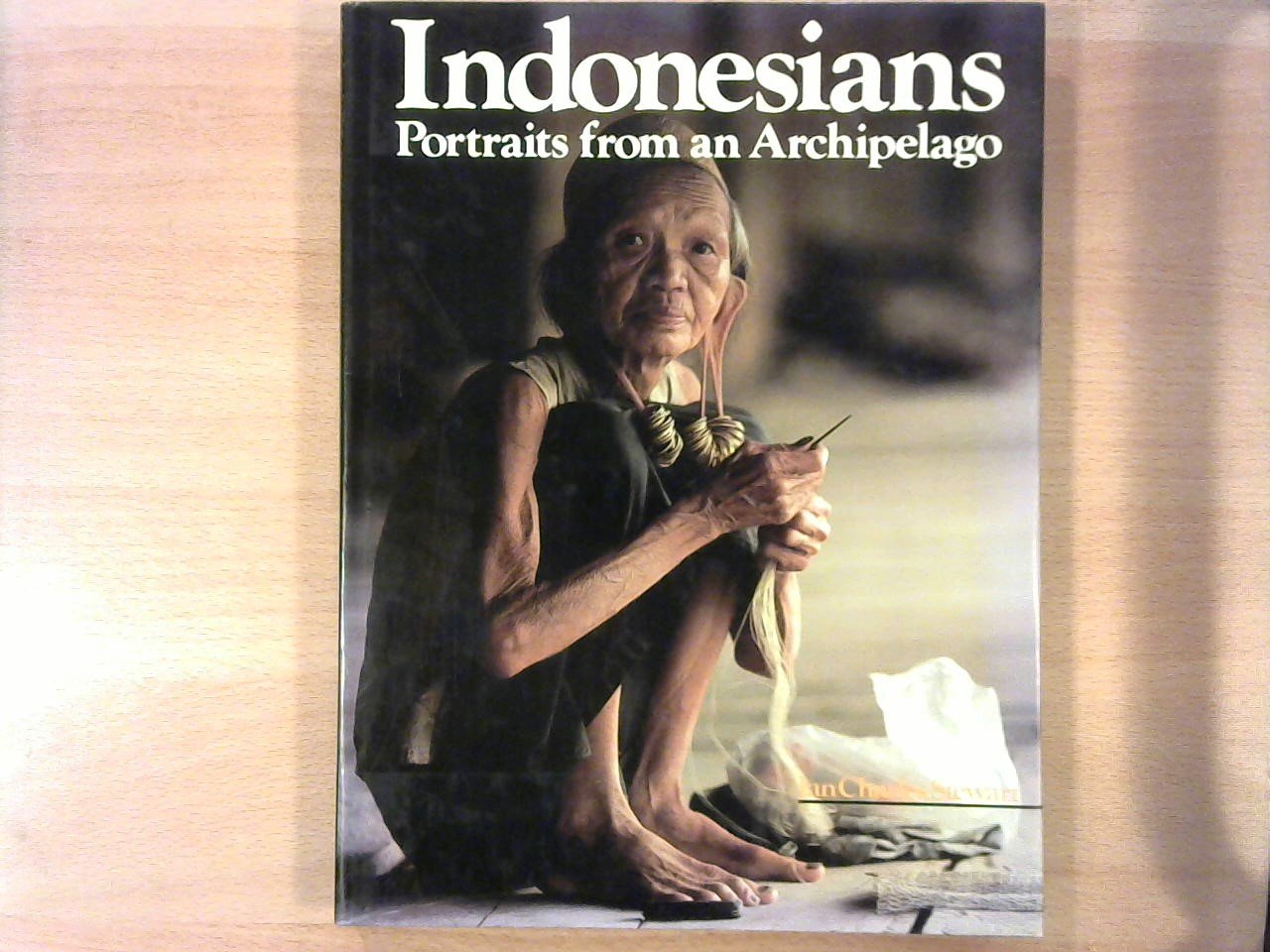 STEWART IAN CHARLES - Indonesians. Portraits from an Archipelago. With over 280 photographs in full color
