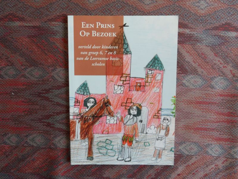 Jagt, Liesbeth van der, e.a. - Een Prins op bezoek. --- 1e druk, 2006. Paperback, in praktisch nieuwstaat. Naast het inleidende titelverhaal geeft het boek vertellingen door kinderen van groep 6, 7 en 8 van de Leersumse basisscholen. Met illustraties. 48 pp.