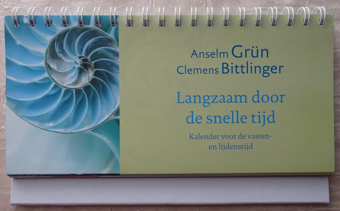Grun, Anselm / Clemens Bittlinger - Langzaam door de snelle tijd. Kalender voor de vasten- en lijdenstijd [ isbn 9789043503556 ]