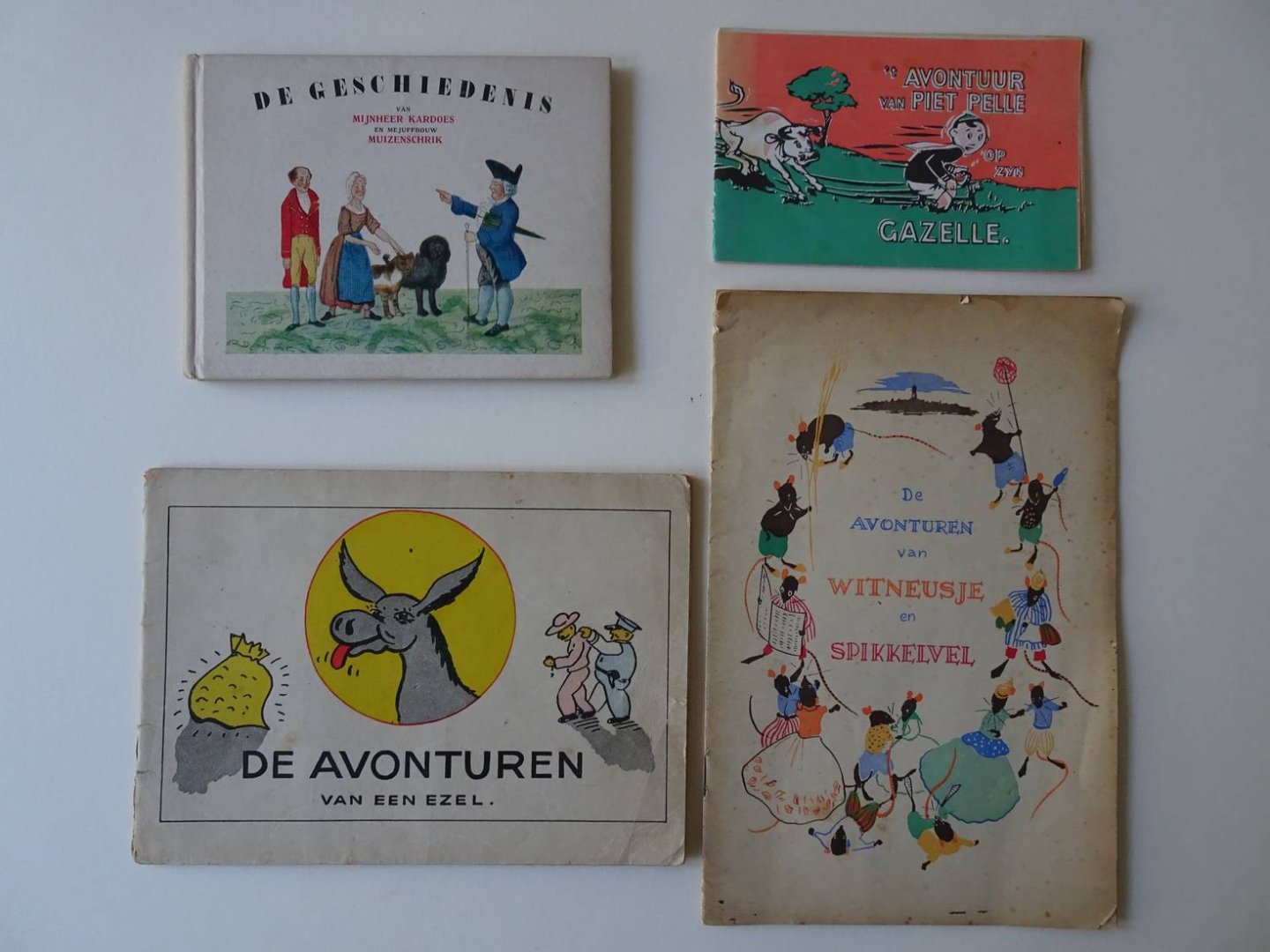 Diverse auteurs en illustratoren. - De geschiedenis van mijnheer Kardoes en Mejuffrouw Muizenschrik/ 't Avontuur van Piet Pelle op zyn Gazelle/ De Avonturen van Witneusje en Spikkelvel/ De avonturen van een ezel. 4 titels.