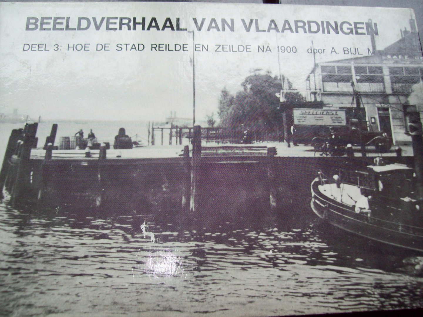 A. Bijl  Mz - "Beeldverhaal van Vlaardingen"  Hoe de stad reilde en zeilde na 1900. Met prachtige foto's.