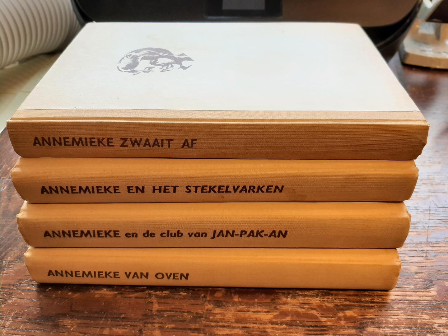 Bloemen, Anneke - Complete serie "Annemieke"  vier boeken zie bij meer info