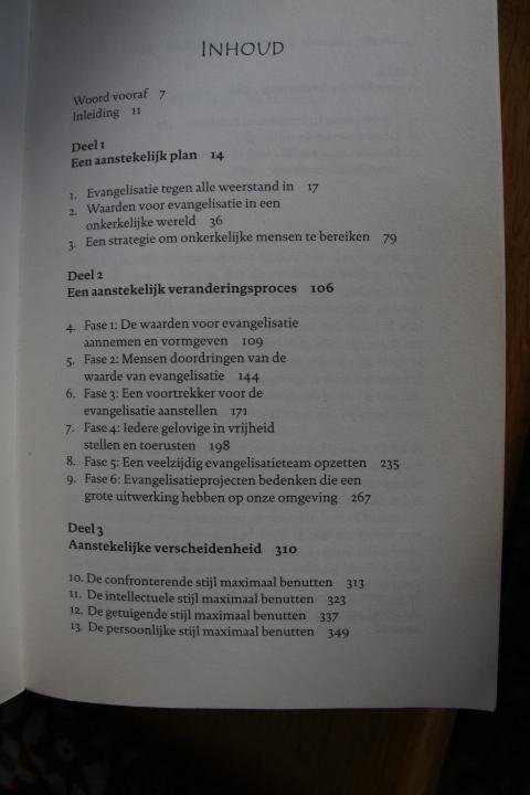 Mittelberg, Mark, Hybels, Bill - Bouwen aan een aanstekelijke kerk. Mensen bij Jezus brengen zonder zijn woorden af te zwakken