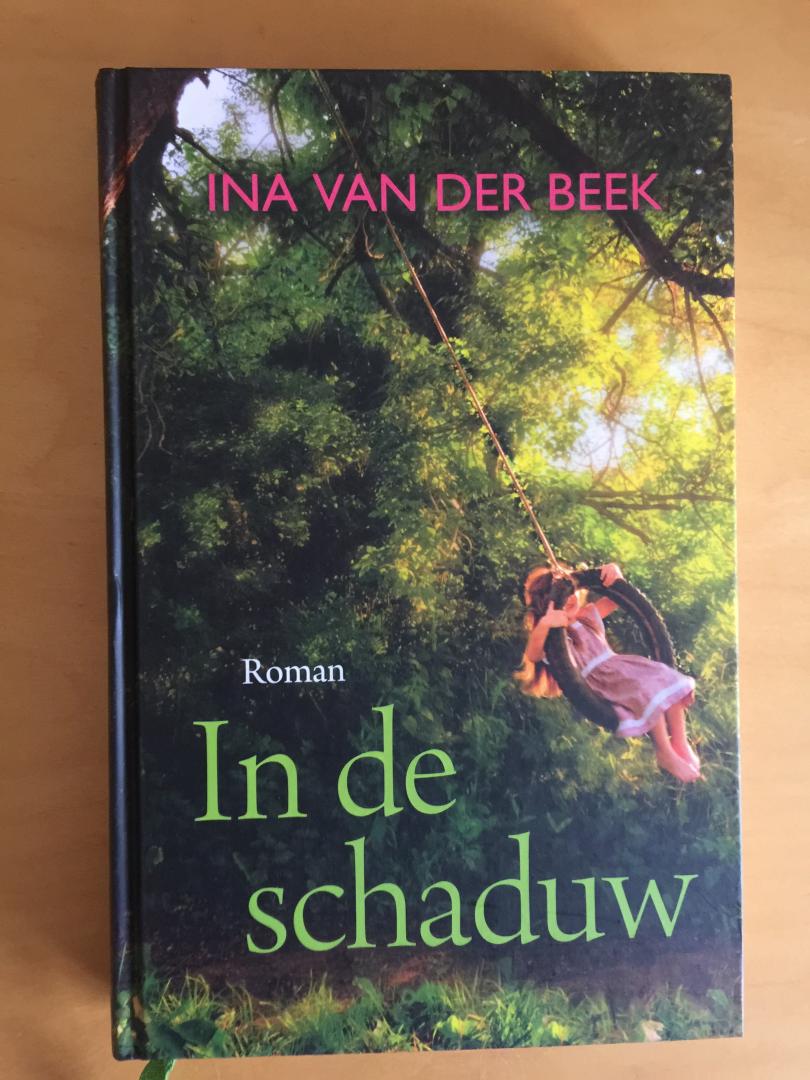 Beek, Ina van der - In de schaduw