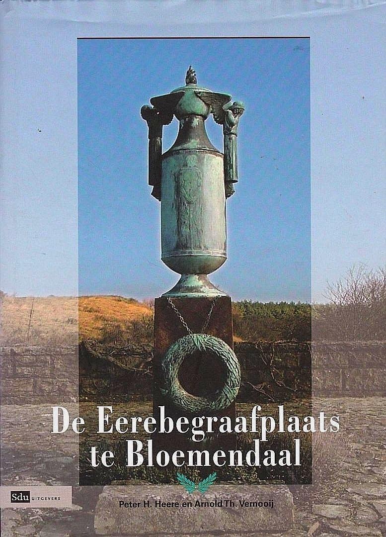 Heere, P. H.  &  A.Th. Vernooij . [ isbn 9789012094856 ] 4519 ( Zeer Zeldzaam . Antiquarisch . ) Dit exemplaar is Cadeauwaardig . ) - De Erebegraafplaats te Bloemendaal . ( In het duingebied van tussen Overveen en de Noordzee bevindt zich een begraafplaats die door velen wordt beschouwd als een nationaal monument: de Erebegraafplaats te Bloemendaal. ) -