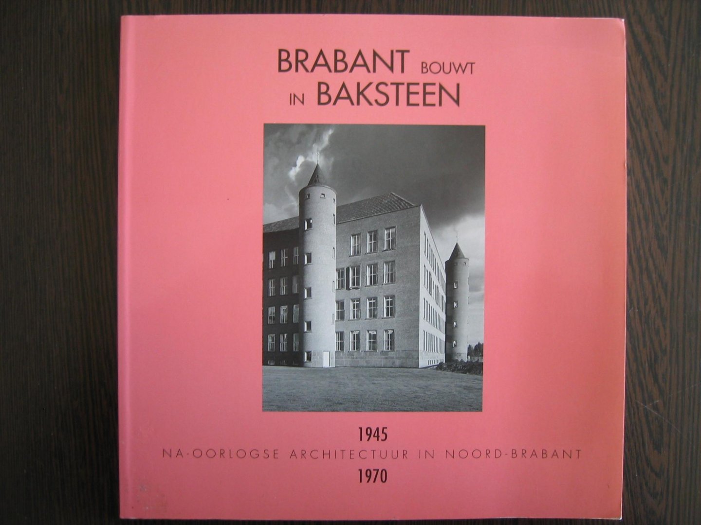 Michels, J. en anderen. - Brabant bouwt in baksteen / Na-oorlogse architectuur in Noord-Brabant