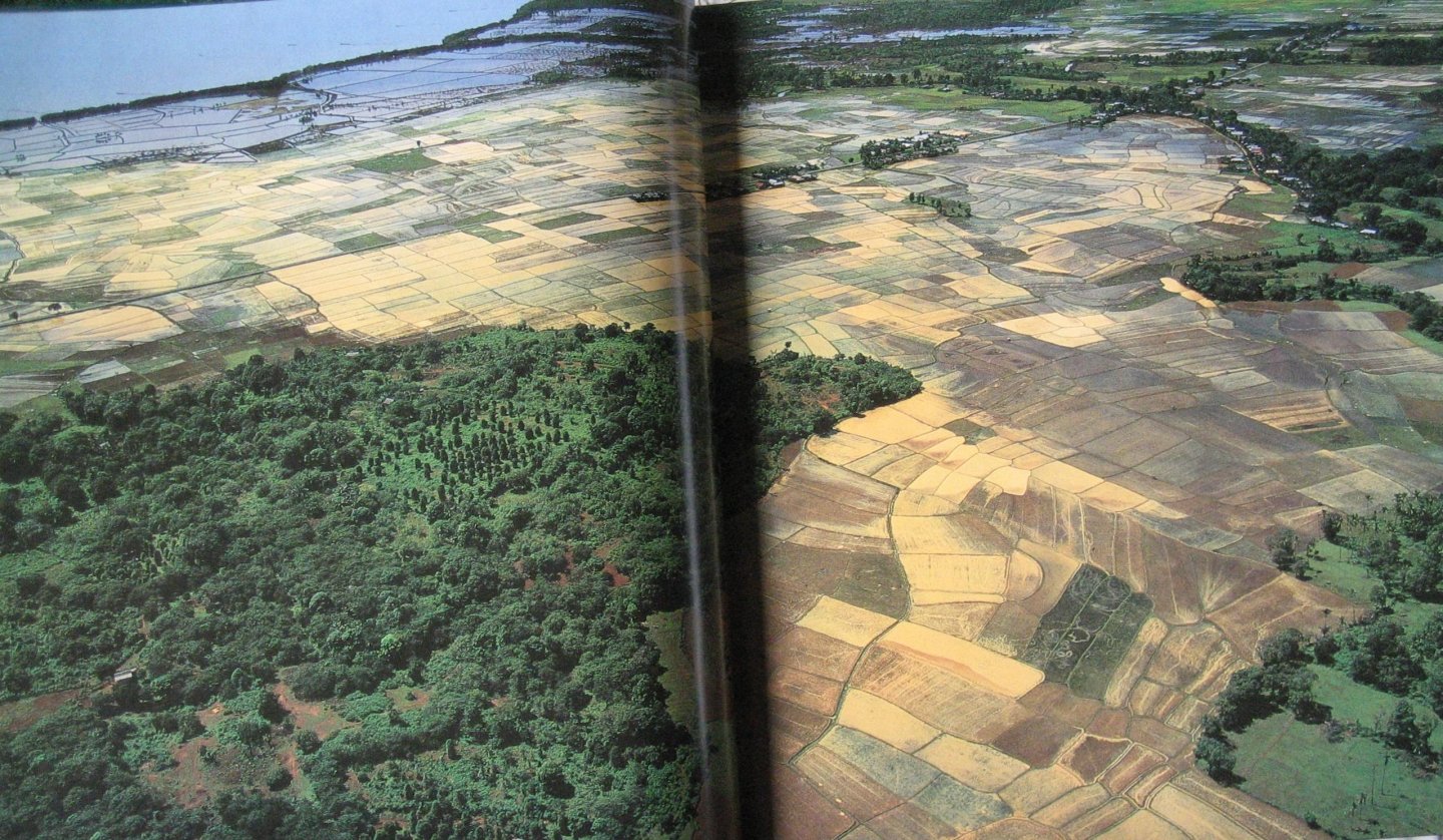 Vatikiotis, Michael - Over Indonesia. Aerial views of the Archipelago
