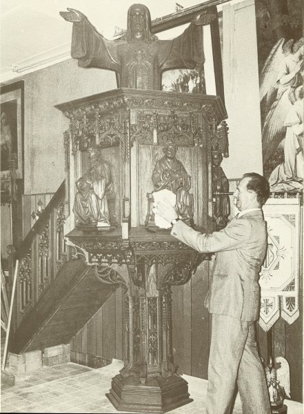 Plas, Michel van der en Jan Roes .. Omslagontwerp : Harm Meyer  Illustraties Johan van Eerd - De kerk gaat uit. Familiealbum van een halve eeuw katholiek leven in Nederland. van Kakschooltje tot Titus Brandsma