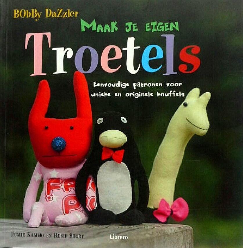 Dazzler , Bobby . & Fumie Kamijo . & Rosie Short . [ ISBN 9789089980601 ] 0618 - Maak je eigen Troetels . ( Eenvoudige patronen voor unieke en originele Knuffels . ) Dit boek bevat een buitengewone collectie in elkaar genaaide troeteldieren. Met 35 originele dieren, van apen tot kikkers en koala«s, breng je je favoriete creatie -